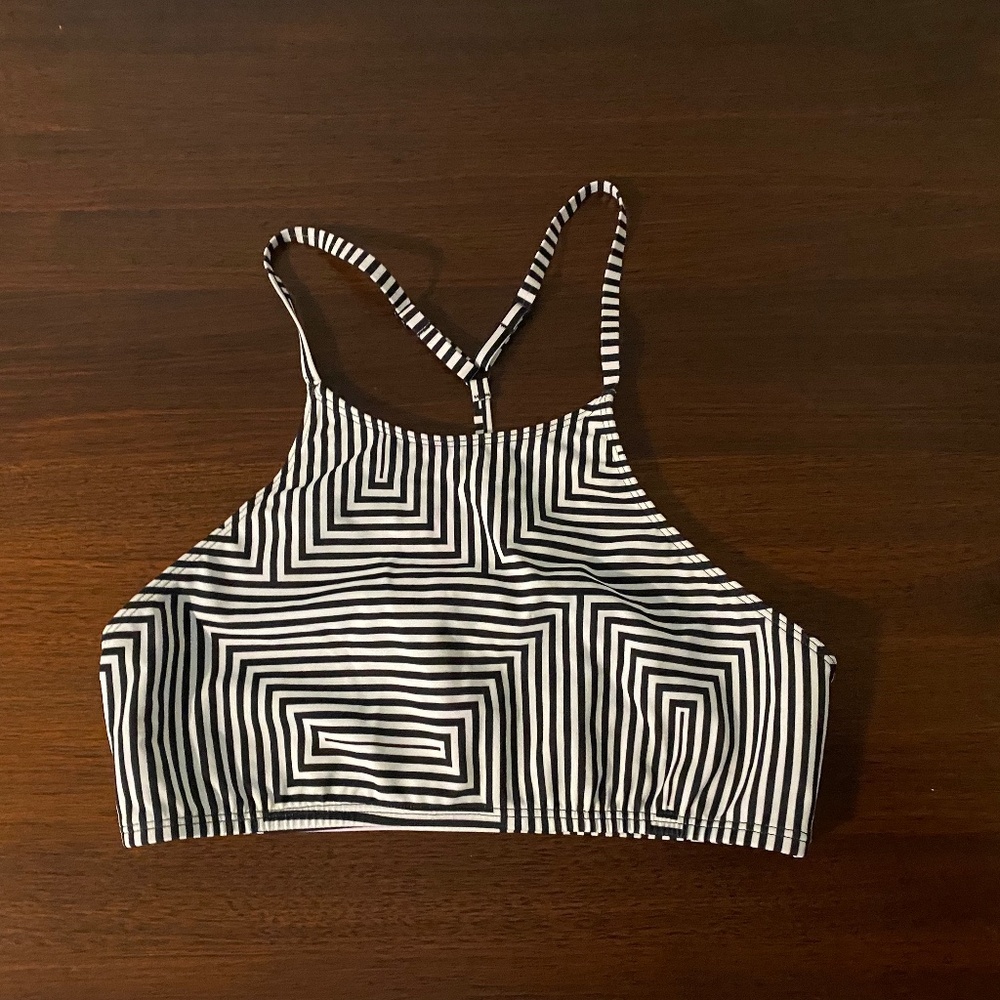 NEW Out from Under Geometric Black & White Criss Cross Bikini Top, Size Small